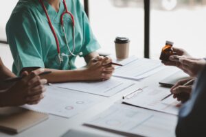 Equiparação Hospitalar: Reduza Impostos na Sua Clínica Hoje!